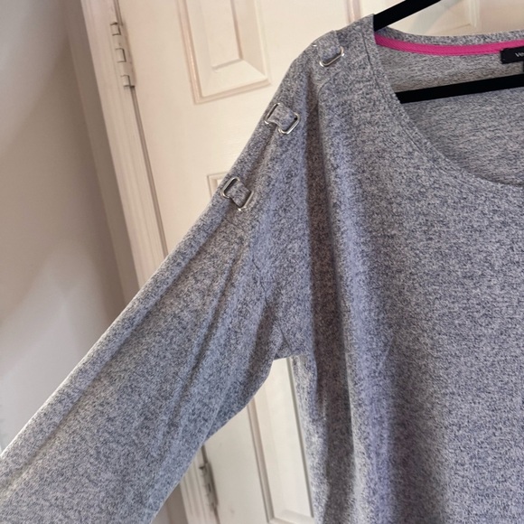 Verve Ami Women's Gray Long Sleeve  Top SZ 1X with Shoulder Buckle Detail - Picture 3 of 9